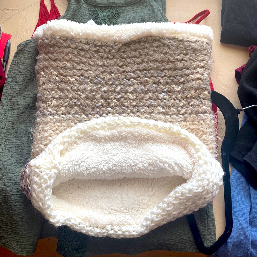 Neck scarf with Sherpa on the inside